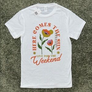 “Here Comes the Sun / Live for the Weekend” Graphic Tee – Small – NWT